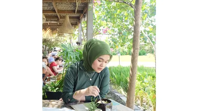 6 Potret Jialyka Maharani, Anggota DPD Termuda yang Pimpin Sidang Pelantikan