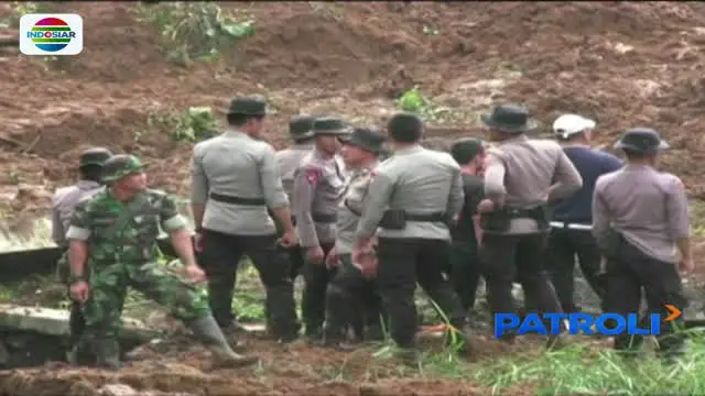 Tim Gabungan Cari Korban Longsor Satu Keluarga di Cijeruk Bogor