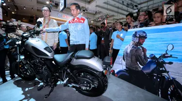 Presiden RI, Joko Widodo melihat salah satu motor yang dipamerkan pada Indonesia International Motor Show 2018 di JIExpo, Jakarta, Kamis (19/4). 38 merek kendaraan dipamerkan dan 350 perusahaan ikut dalam IIMS 2018. (Liputan6.com/Helmi Fithriansyah)