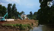 Alat berat digunakan selama normalisasi sungai Ciliwung  Rawajati, Jakarta, Rabu (16/11/2022). Pemprov DKI Jakarta kembali melanjutkan normalisasi kali Ciliwung Kelurahan Rawajati menjadi prioritas penanganan banjir pada 2023.  Dengan luas lahan yang dibebaskan sebesar 4.780 meter persegi dengan jumlah 22 kk. (merdeka.com/Imam Buhori)