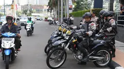 Pasukan bermotor Brimob berjaga di sekitar Hotel Mandarin Oriental, Jakarta, Minggu (2/7). Sebanyak 410 personel gabungan Polri dan TNI disiapkan untuk mengamankan perjalanan Barack Obama menuju Bandara Halim Perdanakusuma. (Liputan6.com/Angga Yuniar)