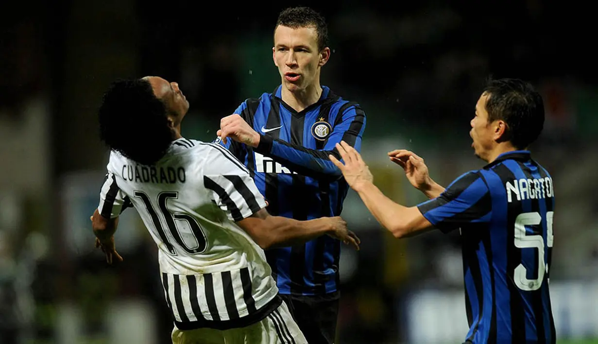 Gelandang Inter Milan, Ivan Perisic, berdebat dengan gelandang Juventus, Juan Cuardrado. Inter lebih menguasai jalannya pertandingan dengan penguasaan bola 62 persen. (EPA/Daniele Mascolo)