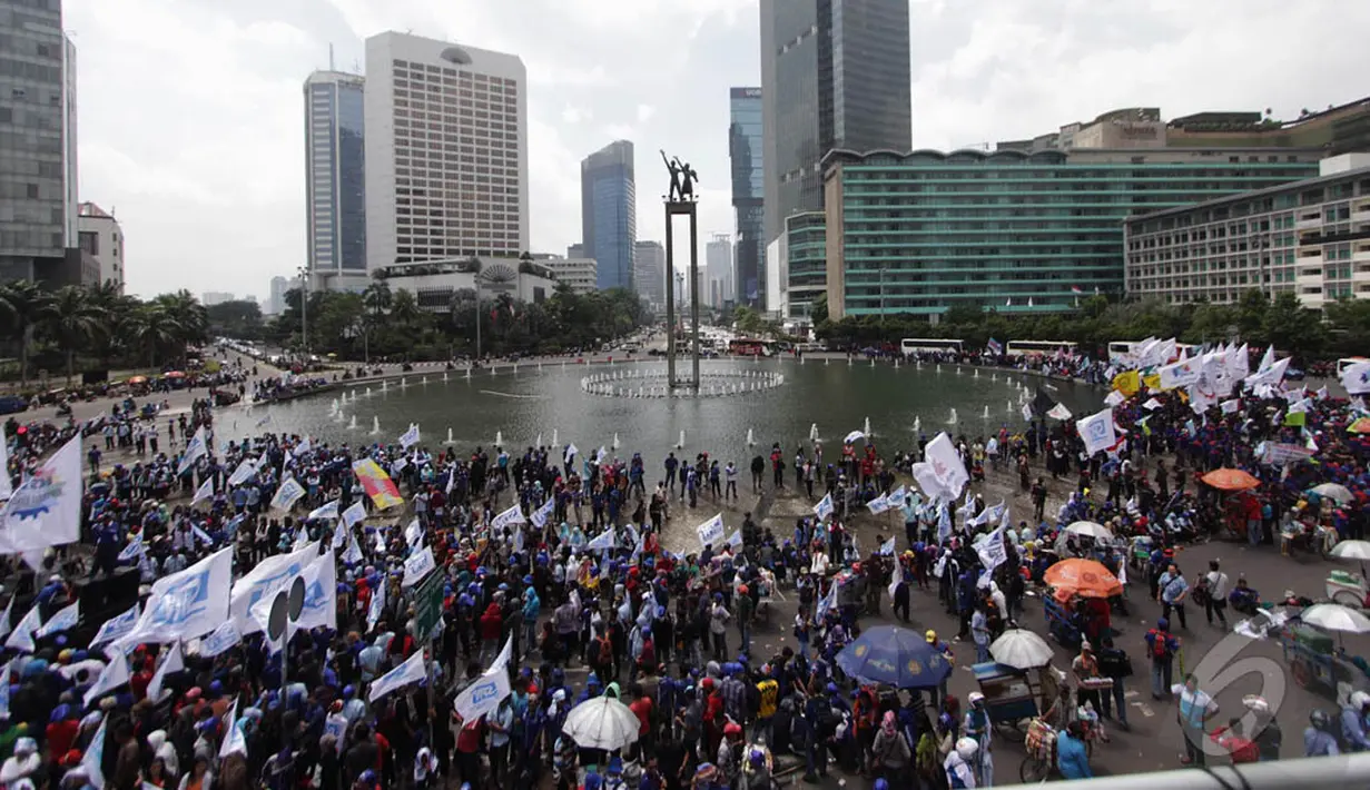 Ribuan buruh berkumpul di Bundaran HI untuk melakukan aksi unjuk rasa, Jakarta, Rabu (10/12/2014). (Liputan6.com/Faizal Fanani) 