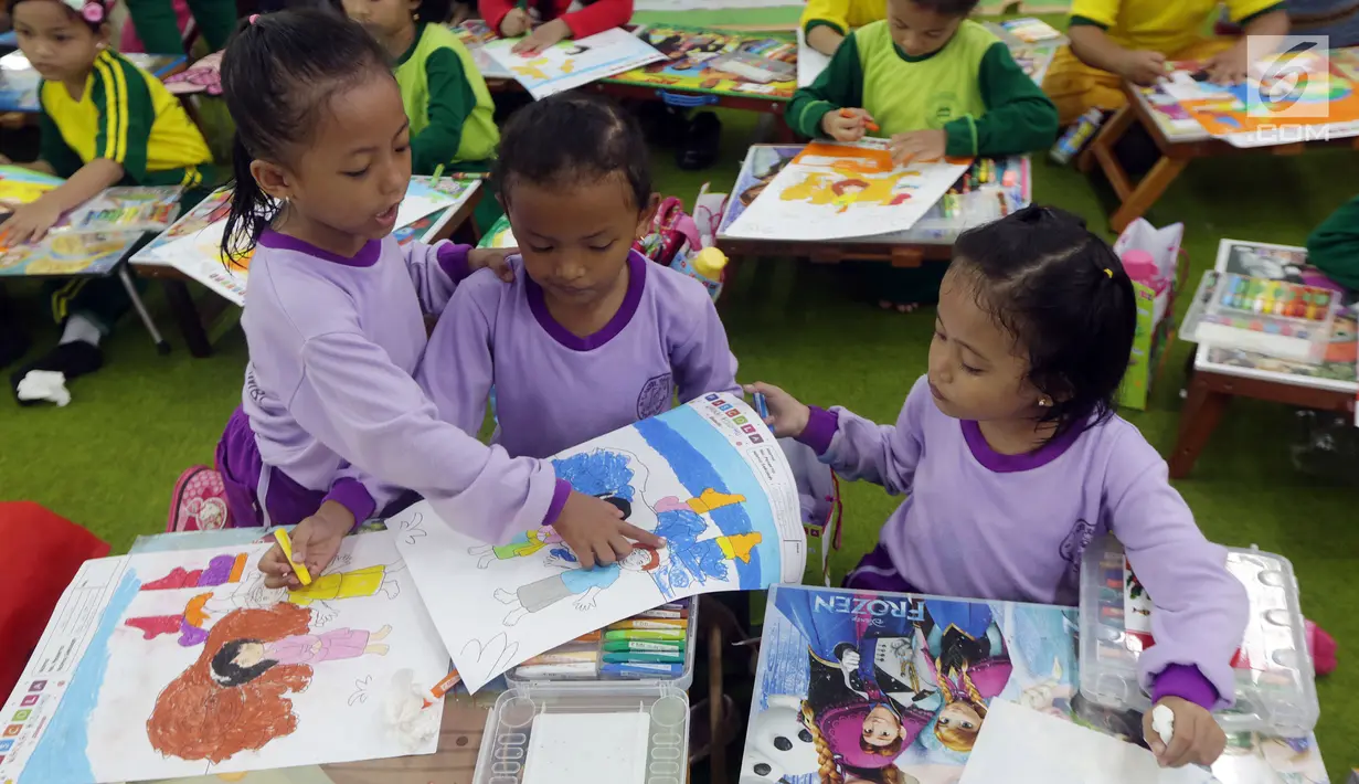 Seorang anak menunjukan hasil mewarnainya saat mengikuti lomba mewarnai di Thamrin City Mall, Jakarta, Sabtu (12/8). Acara tersebut mengangkat tema "Ceria Warna Nusantara". (Liputan6.com/Johan Tallo)