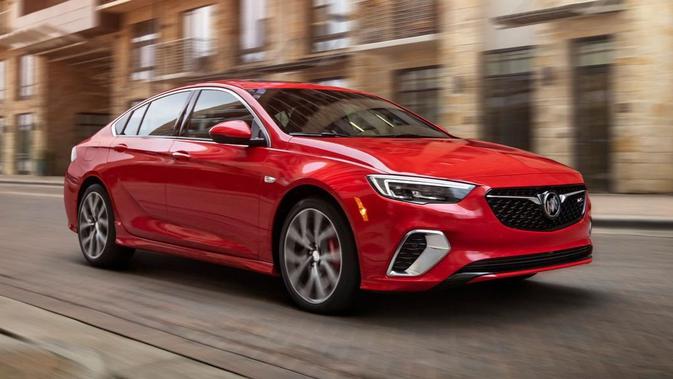 Buick Regal GS: Mobil ini terasa seperti sedan mid-size biasa yang nyaman.  Siapa sangka dibalik kemunculan mobil ini terdapat sosok tenaga yang luar biasa.  Mesin V6 3.600 cc yang digunakannya mampu menyemburkan tenaga 310 hp dan torsi 382 Nm ke keempat rodanya.  (Sumber: caranddriver.com)