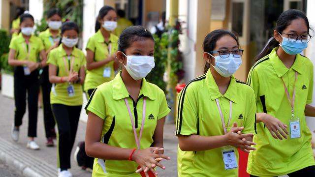 Waspada Virus Corona, Pelajar di Kamboja Beraktivitas Pakai Masker