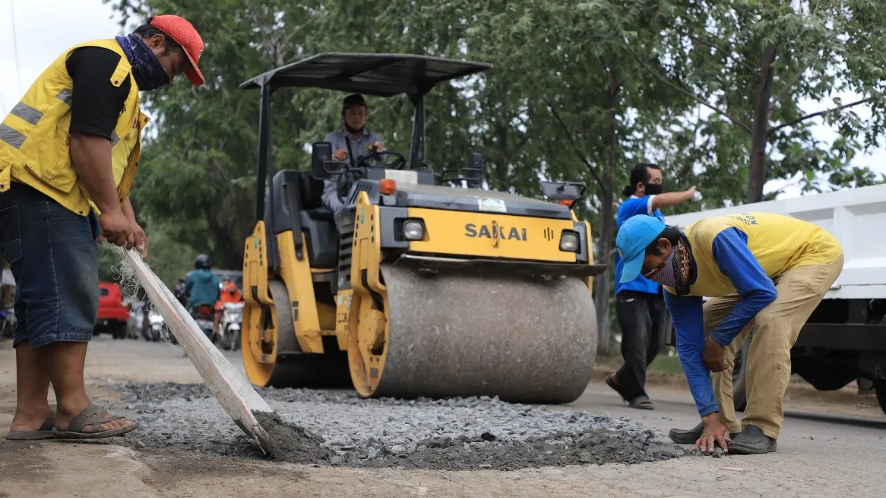 Perbaikan infrastruktur termasuk jalan raya tengah digenjot Pemkot Tangerang melalui Dinas Pekerjaan Umum dan Perumahan Rakyat (PUPR) setempat.