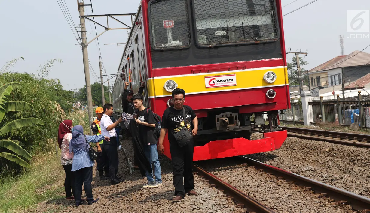 Sejumlah penumpang KRL Commuter Line terpaksa berjalan kaki menuju Stasiun Bojonggede, Bogor, Jawa Barat, Minggu (4/8/2019). Padamnya listrik di wilayah Jabodetabek mengakibatkan perjalanan KRL Commuter Line terhenti. (Liputan6.com/Helmi Fithriansyah)
