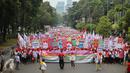 Ribuan bidan dari berbagai daerah melakukan long march dari depan Patung Kuda menuju Istana Merdeka, Jakarta, Senin (28/9/2015). Mereka menuntut pengangkatan status kepegawaian menjadi pegawai negeri sipil (PNS). (Lipuutan6.com/Faizal Fanani)