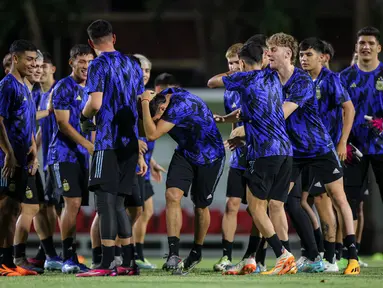 Suasana ceria sejumlah pemain Timnas Argentina U-17 saat latihan resmi jelang perebutan peringkat ketiga Piala Dunia U-17 2023 melawan Timnas Mali U-17 di Stadion Manahan, Solo, Jawa Tengah, Kamis (30/11/2023). (Bola.com/Bagaskara Lazuardi)