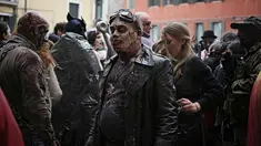 Sejumlah orang berpakaian seperti zombie memadati jalan-jalan kota Venesia menjelang pembukaan Carnival of Venice 2017, Italia (11/2). Karnaval ini diadakan setiap tahunnya, dan menjadi daya tarik wisatawan. (AFP/Marco Bertorello)