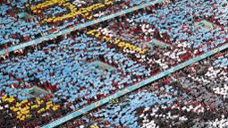 Ini merupakan kali pertama stadion sepak bola bisa terisi penuh penonton sejak pandemi Corona melanda. Laga-laga Euro 2020 sebelumnya juga tak pernah menyuguhkan suasana semacam ini. (AP Photo/Laszlo Balogh, Pool)