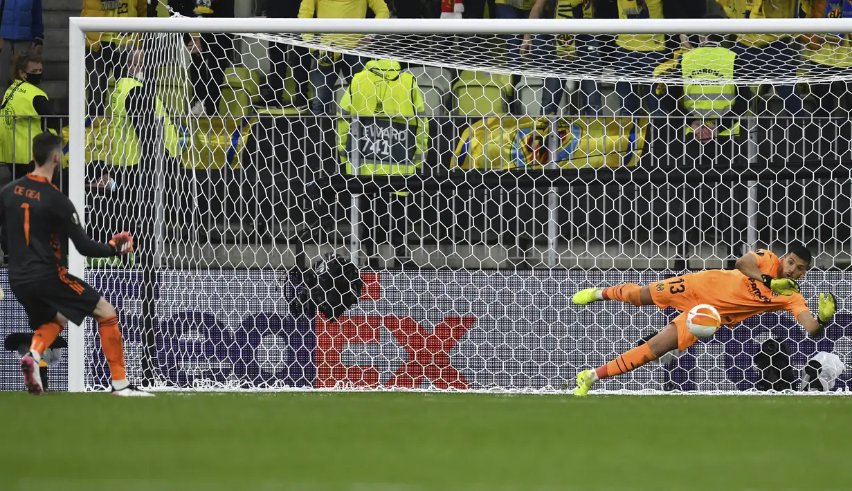 Kiper Manchester United, David De Gea melakukan eksekusi penalti yang mampu ditepis kiper Villarreal, Geronimo Rulli dalam babak adu penalti laga final Liga Europa 2020/2021 di Gdansk Stadium, Polandia, Rabu (26/5/2021). Manchester United kalah 11-12 (1-1) dari Villarreal. (AP/Adam Warzawa/Pool)