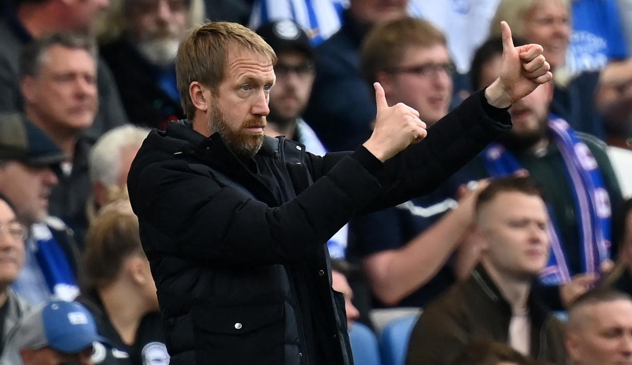 Graham Potter. Pelatih asal Inggris berusia 47 tahun ini baru saja didatangkan Chelsea dari Brighton and Hove Albion saat musim 2022/2023 telah berjalan. Ia menggantikan posisi Thomas Tuchel yag performanya menurun drastis di awal usim 2022/2023 dengan dua kali kalah di Liga Inggris serta takluk dari Dinamo Zagreb di matchday pertama fase grup Liga Champions. Chelsea harus mengeluarkan biaya 18,4 juta euro atau setara Rp277 miliar untuk mengikatnya dengan durasi kontrak 5 tahun dan menempati posisi kedua sebagai pelatih termahal sepanjang sejarah. (AFP/Glyn Kirk)