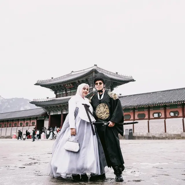 8 Potret Aurel Hermansyah dan Atta Halilintar Pakai Hanbok saat Liburan, Bak Drama Korea