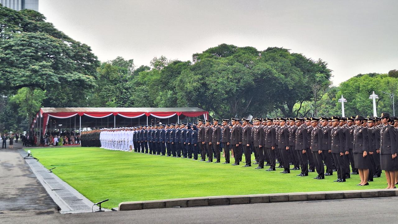 Presiden Joko Widodo atau Jokowi memberikan penghargaan Adhi Makayasa kepada empat perwira TNI dan Polri tahun 2023, Rabu (26/7/2023).