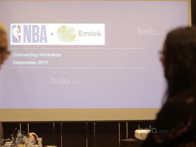 Peserta Workshop NBA berdiskusi sebelum acara mulai di Hotel Fermount, Jakarta, (7/9/2017). Emtek satu-satunya grup Media di Indonesia yang menjalin kerjasama dengan NBA. (Bola.com/Nicklas Hanoatubun)  