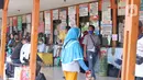 Calon penumpang menunggu bus di Terminal Kali Deres, Jakarta Barat, Rabu (10/6/2020). Salah satunya dengan mengurangi layanan tatap muka dengan konsumen dengan mendorong transaksi pembelian tiket secara daring. (Liputan6.com/Angga Yuniar)