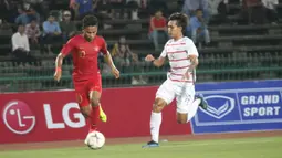 Gelandang Timnas Indonesia U-22, Osvaldo Haay, menggiring bola saat melawan Kamboja U-22 pada laga Piala AFF U-22  di Stadion National Olympic, Phnom Penh, Jumat (22/2). Indonesia menang 2-0 atas Kamboja. (Bola.com/Zulfirdaus Harahap)