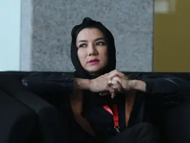 Bupati Kutai Kartanegara, Rita Widyasari saat berada di ruang tunggu Gedung KPK, Jakarta, Jumat (6/10). Sebelumnya, KPK resmi menetapkan Rita Widyasari sebagai tersangka dugaan suap dan penerimaan gratifikasi. (Liputan6.com/Helmi Fithriansyah)