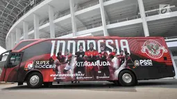 Penampakan bus baru Timnas Indonesia saat diluncurkan di Gelora Bung Karno (GBK), Jakarta, Minggu (22/7). Bus ini merupakan hibah dari bentuk kerja sama antara PSSI dan Supersoccer Indonesia. (Merdeka.com/Iqbal Nugroho)