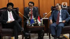 Wakil Ketua DPD Nono Sampono (kanan) berbincang dengan anggota Parlemen Manukau Timur, Selandia Baru, Kanwaljit Singh Bakshi (kiri) saat menggelar pertemuan di Kompleks Parlemen, Jakarta, Selasa (19/11/2019). Pertemuan itu untuk meningkatkan hubungan antara DPD dua negara. (Liputan6.com/JohanTallo)