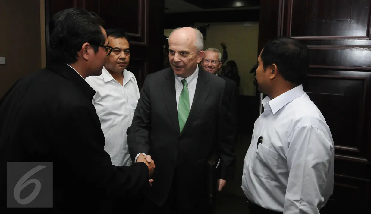 Dubes Amerika Serikat untuk Indonesia, Joseph R Donovan (tengah) saat tiba di Kemenag untuk menemui Menteri Agama Lukman Hakim Saifuddin, Jakarta, Selasa (7/2). Pertemuan untuk memperbanyak kerjasama di bidang pendidikan. (Liputan6.com/Helmi Fithriansyah)