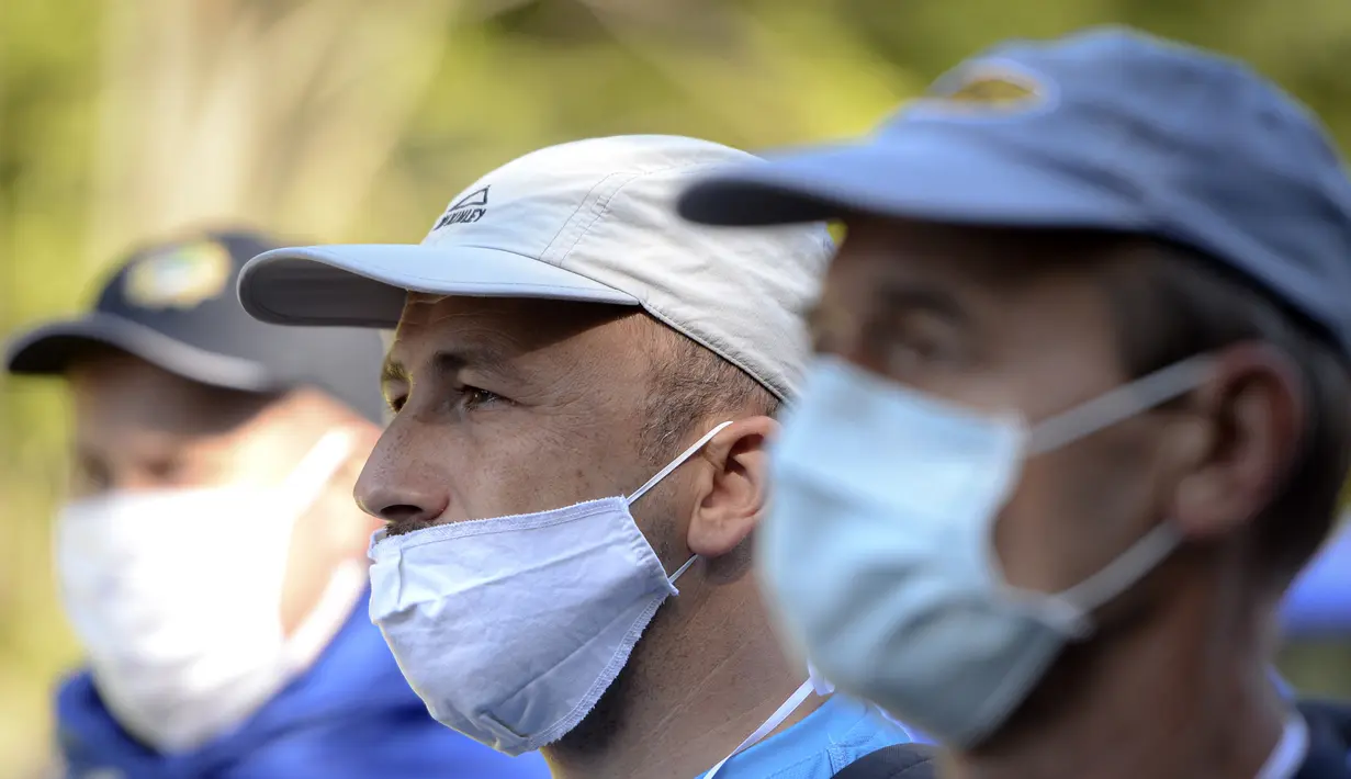 Rakyat Bosnia berjalan melalui daerah pegunungan dekat Crni Vrh saat memperingati 25 tahun pembantaian Srebrenica di Bosnia, Rabu (8/7/2020). Acara yang diikuti beberapa korban selamat dari pembantaian tersebut mengambil rute saat mereka melarikan diri dari pasukan Serbia. (AP Photo/Kemal Softic)