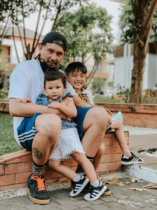 6 Potret Hangat Ryan Delon Bersama Buah Hatinya, Disebut Hot Daddy