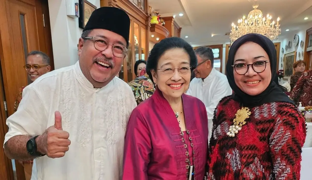 Dampingi sang suami di kegiatan partainya, Dewi terlihat anggun kenakan blouse batik warna merah yang hanya dipermanis dengan bros emas klasik. [@si.rano].