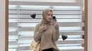 Pashmina yang dimasukkan ke dalam sweater berkerah tinggi memberikan kesan clean dan sophisticated. Kombinasi ini tak hanya memberikan kehangatan, tetapi juga sentuhan effortless chic yang cocok untuk berbagai kesempatan. [@ciraciki].