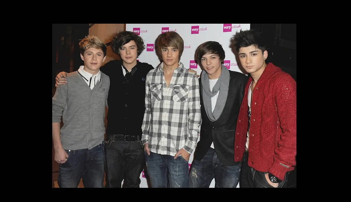 Lima pemuda yang tergabung dalam boyband  One Direction ini, dipertemukan di ajang pencarian bakat X Factor. (j-14.com)