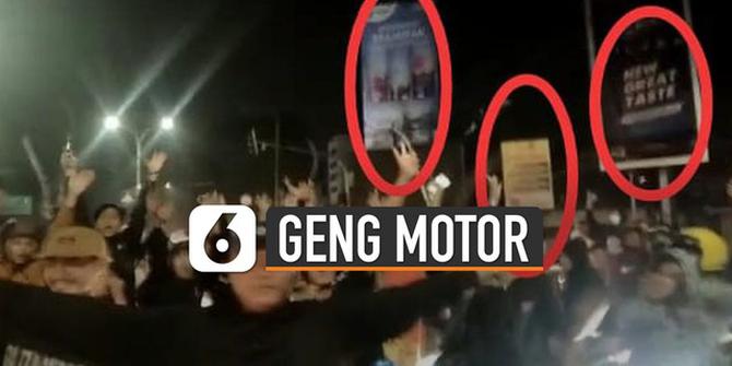 VIDEO: Viral Geng Motor Acungkan Senjata Tajam di Jalan