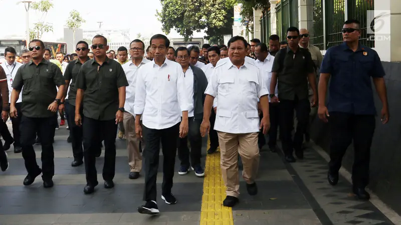 Penuh Tawa, Jokowi-Prabowo Makan Sate Bersama