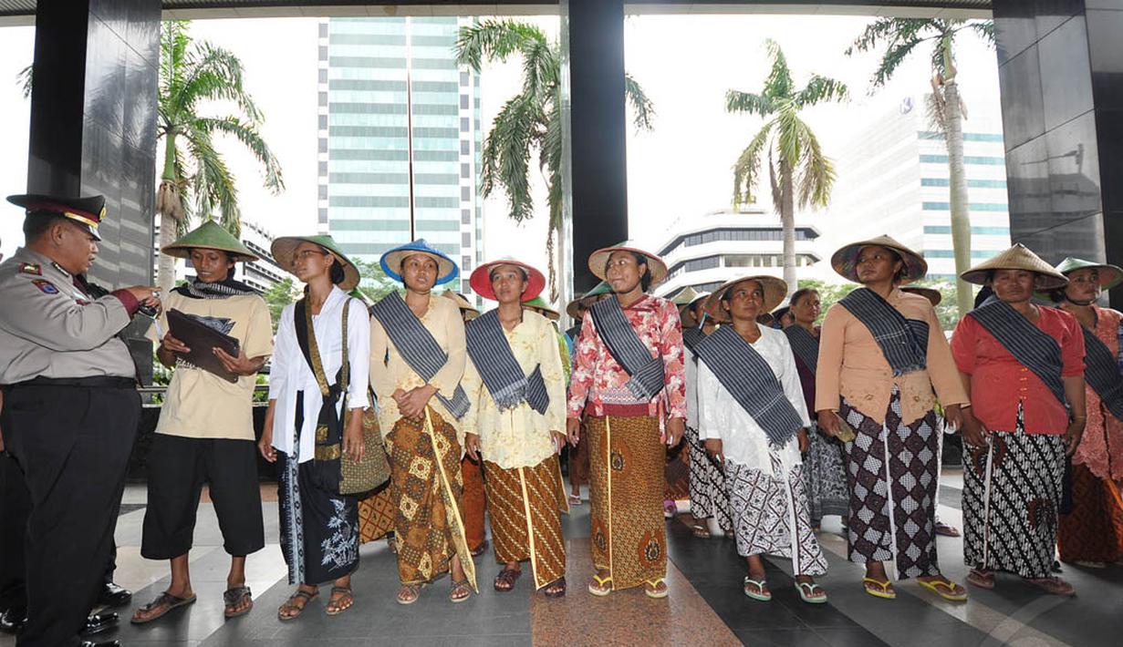 Para petani perempuan itu menyampaikan aspirasinya melalui lagu berbahasa Jawa, Jakarta, Kamis (22/11/2014). (Liputan6.com/Miftahul Hayat)