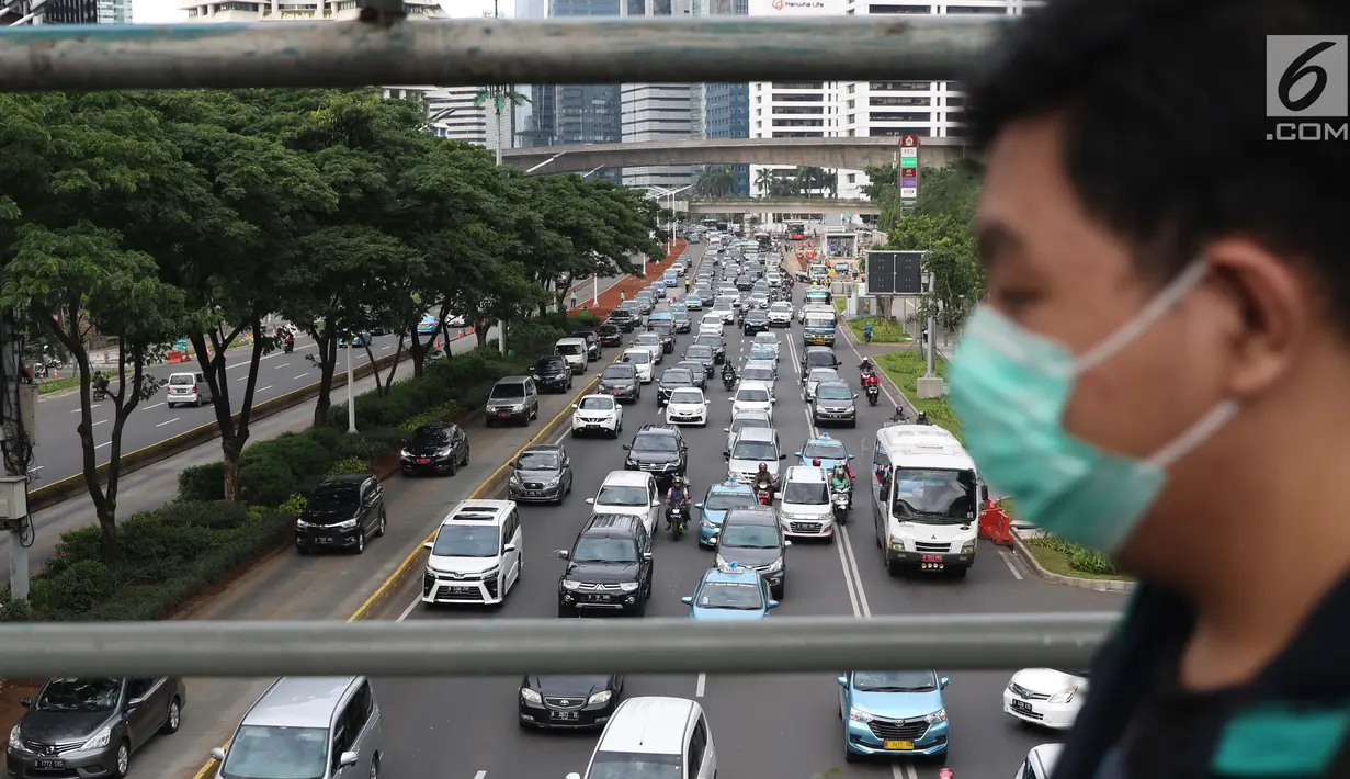 Kendaraan terjebak kepadatan di Jalan Jenderal Sudirman, Jakarta, Selasa (12/3). Berdasar hasil studi Greenpeace dan IQAirVisual, pada 2018 lalu Jakarta merupakan kota dengan polusi udara terburuk di Asia Tenggara. (Liputan6.com/Helmi Fithriansyah)