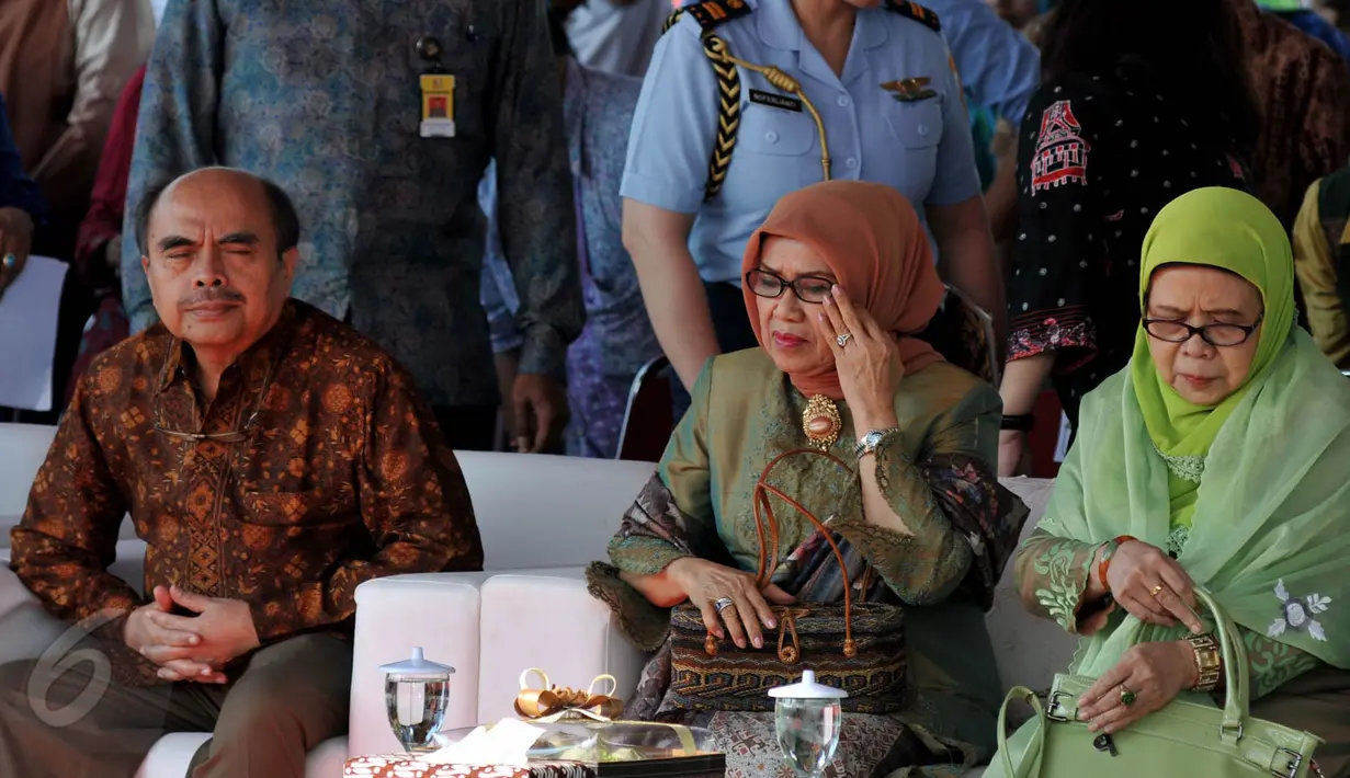 Ibu Negara Hj. Mufidah Jusuf Kalla (tengah) saat menghadiri pembukaan Muhammadiyah Expo 2015 di kawasan Monas Jakarta, Kamis (28/5/2015). Kegiatan tersebut merupakan rangkaian kegiatan pendukung Muktamar Muhammadiyah ke-47. (Liputan6.com/Johan Tallo)