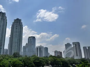 Suasana gedung bertingkat yang terlihat dari kawasan Kuningan, Jakarta, Minggu (22/2/2015). Pemprov DKI Jakarta menargetkan perolehan Pajak Bumi dan Bangunan (PBB) tahun 2015 sebesar Rp 8 triliun. (Liputan6.com/Faizal Fanani)