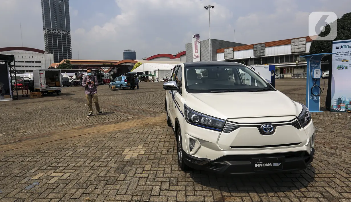 Mobil Toyota Kijang Innova EV Concept dihadirkan di area Indonesia International Motor Show (IIMS) 2022 di JIExpo Kemayoran, Jakarta, Kamis (31/3/2022). Kendaraan yang memiliki tiga baris dengan kapasitas tujuh tempat duduk akan diproduksi secara lokal di Indonesia. (Liputan6.com/Johan Oktavianus)