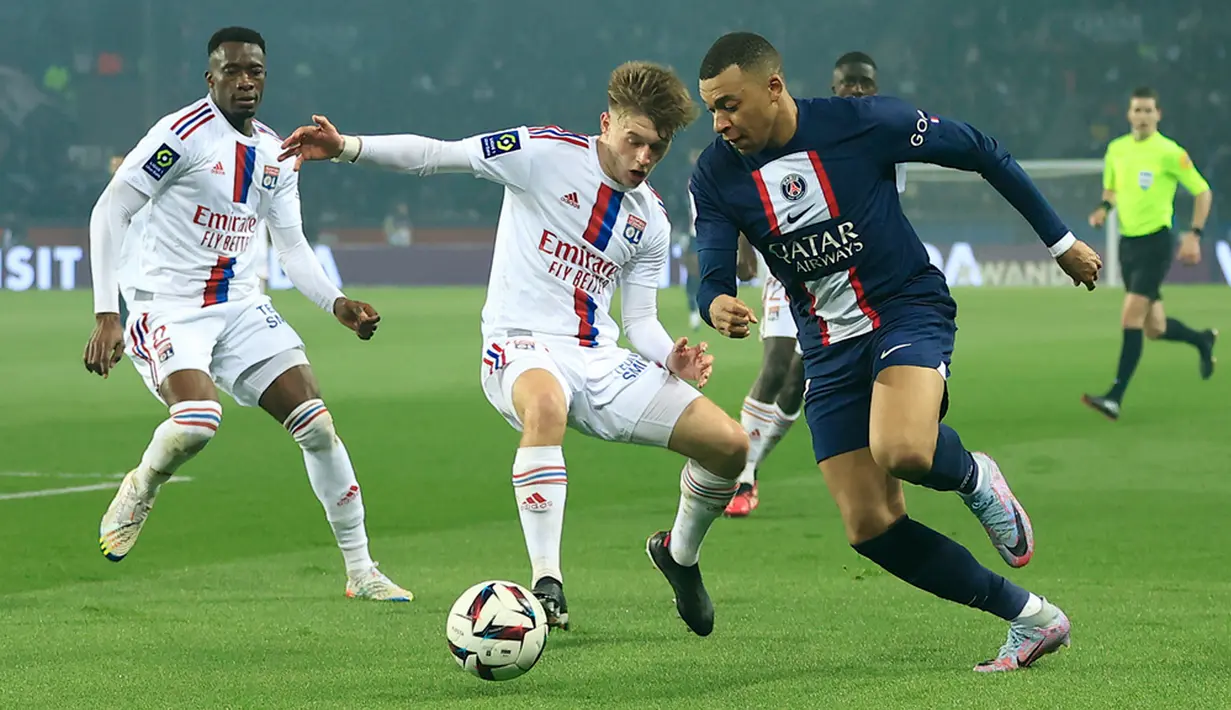 PSG menelan kekalahan 0-1 dari Lyon. Kekalahan ini tak menggoyahkan posisi Les Parisiens di puncak klasemen, namun kini para pesaing mulai mendekat. (AP Photo/Aurelien Morissard)