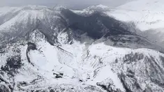 Gumpalan abu vulkanik akibat letusan menutupi puncak Gunung Kusatsu-Shirane di Kusatsu, Prefektur Gunma, Jepang, Selasa (23/1). Letusan mengakibatkan longsoran salju dan menerjang resor ski. (Suo Takekuma/Kyodo via AP)
