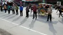 Aparat berbatik berbaris melakukan pengamanan saat geladi resik kirab ngunduh mantu Kahiyang-Bobby di Medan, Rabu (22/11). Sebanyak 5.000 personel gabungan siap mengamankan prosesi ngunduh mantu Kahiyang-Bobby. (Liputan6.com/Johan Tallo)