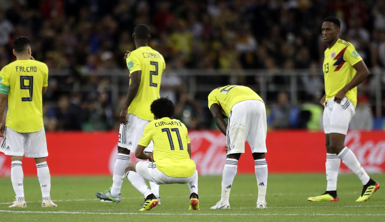 Para pemain Kolombia tampak kecewa usai disingkirkan Inggris pada babak 16 besar Piala Dunia di Stadion Spartak, Moskow, Selasa (3/7/2018). Inggris menang 1-1 (4-3) atas Kolombia. (AP/Matthias Schrader)