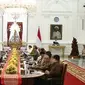 Presiden Jokowi menggelar rapat terbatas bersama para menteri Kabinet Indonesia Maju di Istana Merdeka.  Ratas tersebut membahas penanganan monkey pox (cacar monyet) dan penyelengaraan Indonesia Africa-Forum (IAF) di Bali pada 1-3 September 2024. (Genantan SaputraMerdeka.com)