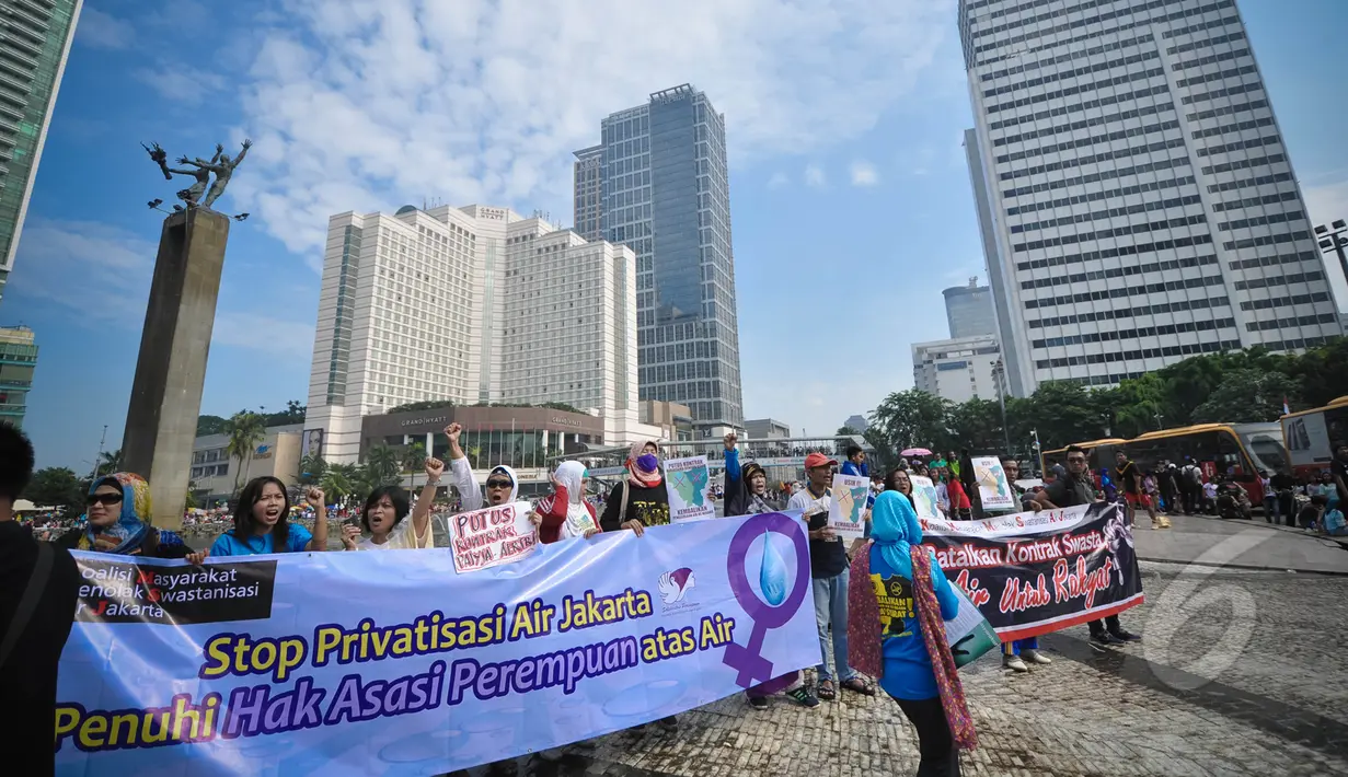 Aktivis dari Koalisi Masyarakat Menolak Swastanisasi Air Jakarta melakukan aksi Menolak Swastanisasi Air Jakarta di Bundaran HI, Jakarta, Minggu (22/3/2015). (Liputan6.com/Faizal Fanani) 