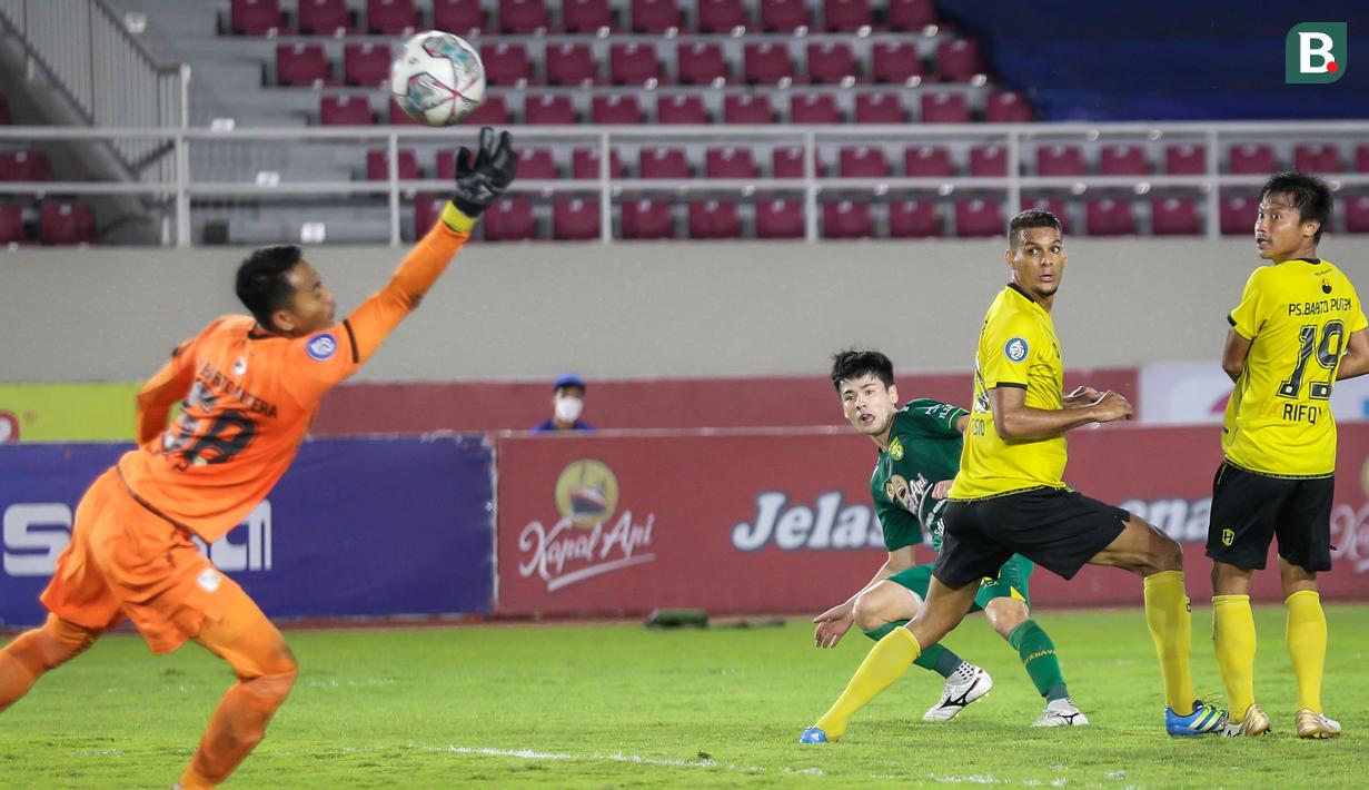 Duet apik keduanya dimulai dari umpan terobosan Marselino yang sukses dikonversi menjadi gol oleh Marukawa lewat tendangannya di dalam kotak penalti. (Bola.com/Bagaskara Lazuardi)