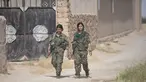Dua prajurit perempuan Yazidi dari Unit Perlawanan Sinjar (YBS) berjalan saat patroli di sebuah jalan di wilayah Pegunungan Sinjai, Irak (6/6). (Reuters/Stringer)