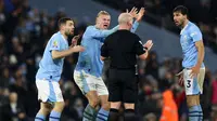 Pemain Manchester City, Erling Haaland (kedua kiri) bersama rekan-rekannya bersitegang dengan wasit Simon Hooper pada laga pekan ke-14 Liga Inggris 2023/2024 melawan Tottenham Hotspur yang berlangsung di Etihad Stadium, Manchester, Inggris, Senin (04/12/2023) dini hari WIB. (AFP/Darren Staples)