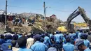 Polisi mengamankan daerah sekitar lokasi longsoran sampah di tempat pembuangan akhir (TPA) luar ibu kota Ethiopia, Addis Ababa, Minggu (12/3). Sedikitnya 48 orang tewas tertimbun longsoran sampah yang jumlahnya berton-ton. (AP Photo/Elias Meseret)