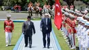 Selanjutnya, kedua kepala negara itu melakukan pemeriksaan pasukan upacara. (YASUYOSHI CHIBA/AFP)